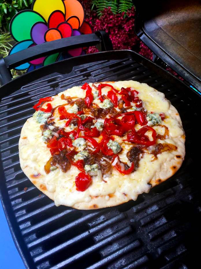 Pizza Vegetariana con cebolla caramelizada, pimientos y queso azul