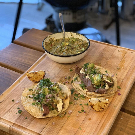 Tacos de Arrachera con queso y salsa tatemada de chicharrón