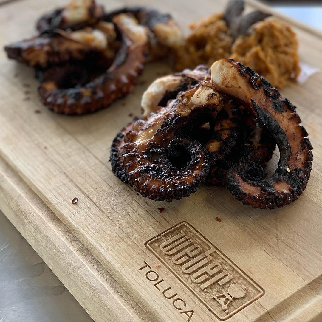 Pulpo en salsa de 3 chiles con puré de camote