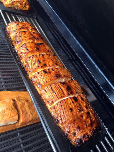 Salmón con glaseado de mostaza en tabla de cedro